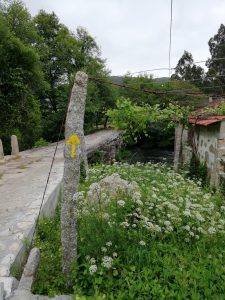 Caminho Portugues Tag 4 - gelber Pfeil an Stein