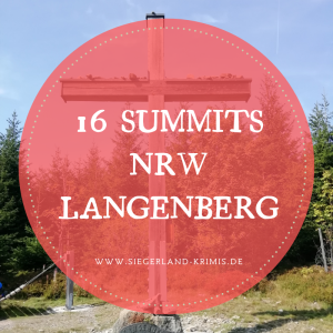 Rotes rundes Logo mit der Aufschrift "16 Summits NRW Langenberg". Ein Gipfelkreuz scheint durch das transparente Logo.