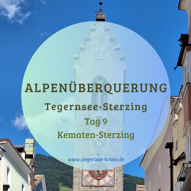 Im Hintergrund der alte und berühmte Uhrturm in der Altstadt von Sterzing, im Vordergrund ein hellblauer Kreis mit dem Text: Alpenüberquerung Tegernsee-Sterzing Tag 9 Kematen-Sterzing