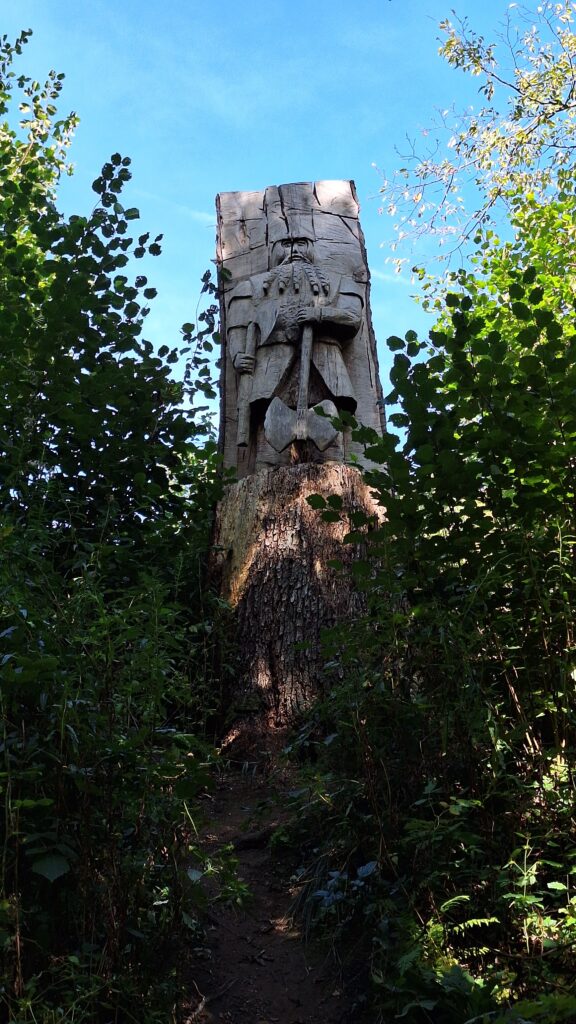 Eine riesige Zwergenfigur - Gimli aus dem Herrn der Ringe - wurde aus einem Baumstamm geschnitzt und sieht sehr erhaben aus.